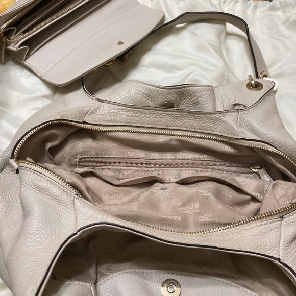 Michael Kors Bag With Matching Wallet - Picture 2 of 4